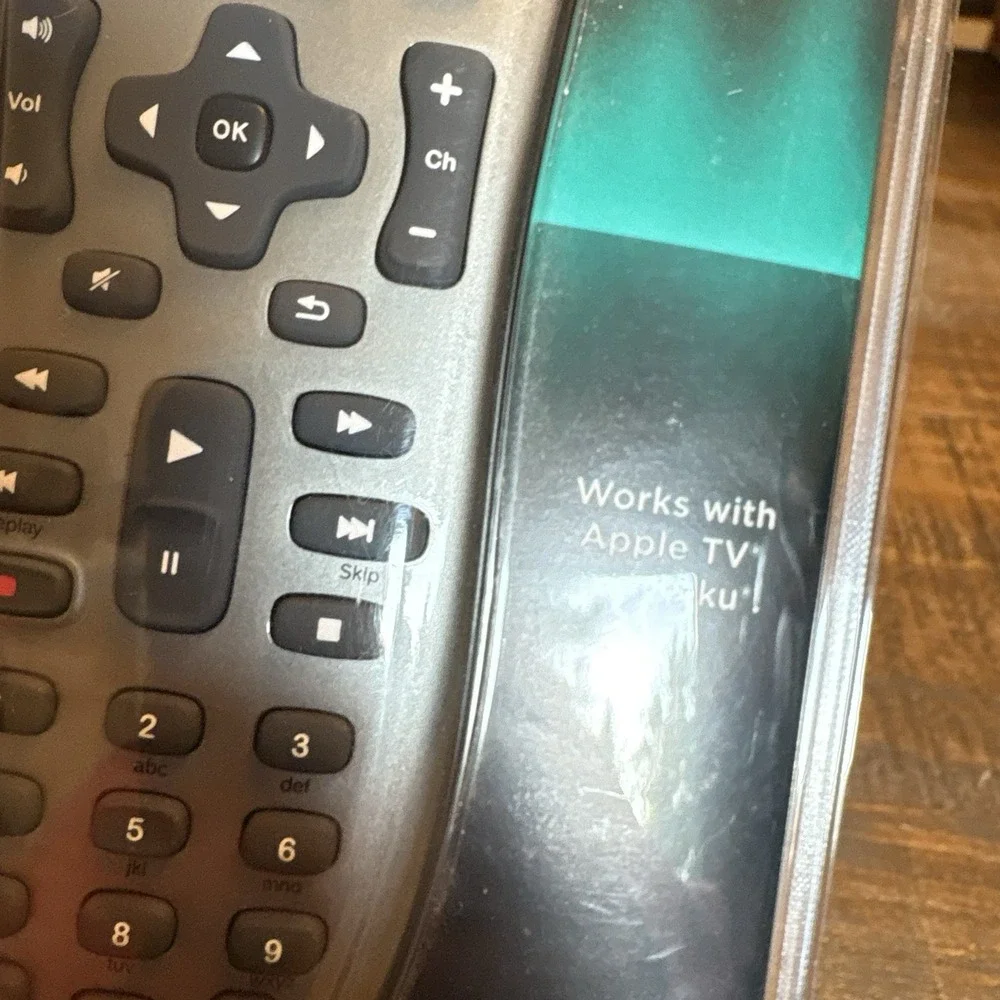 New sealed Logitech 915-000159 Harmony 650 Universal Color Screen Remote Silver
